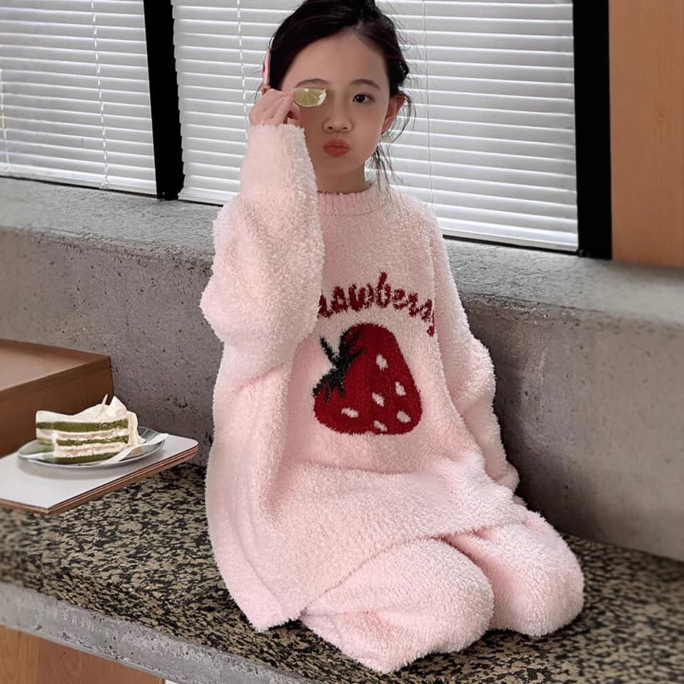 子どもパジャマ いちごモチーフ もこもこルームウェア