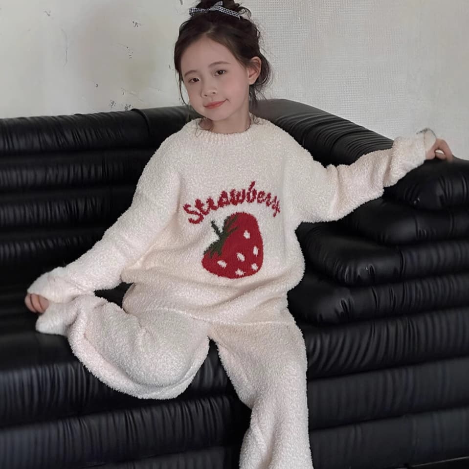 子どもパジャマ いちごモチーフ もこもこルームウェア