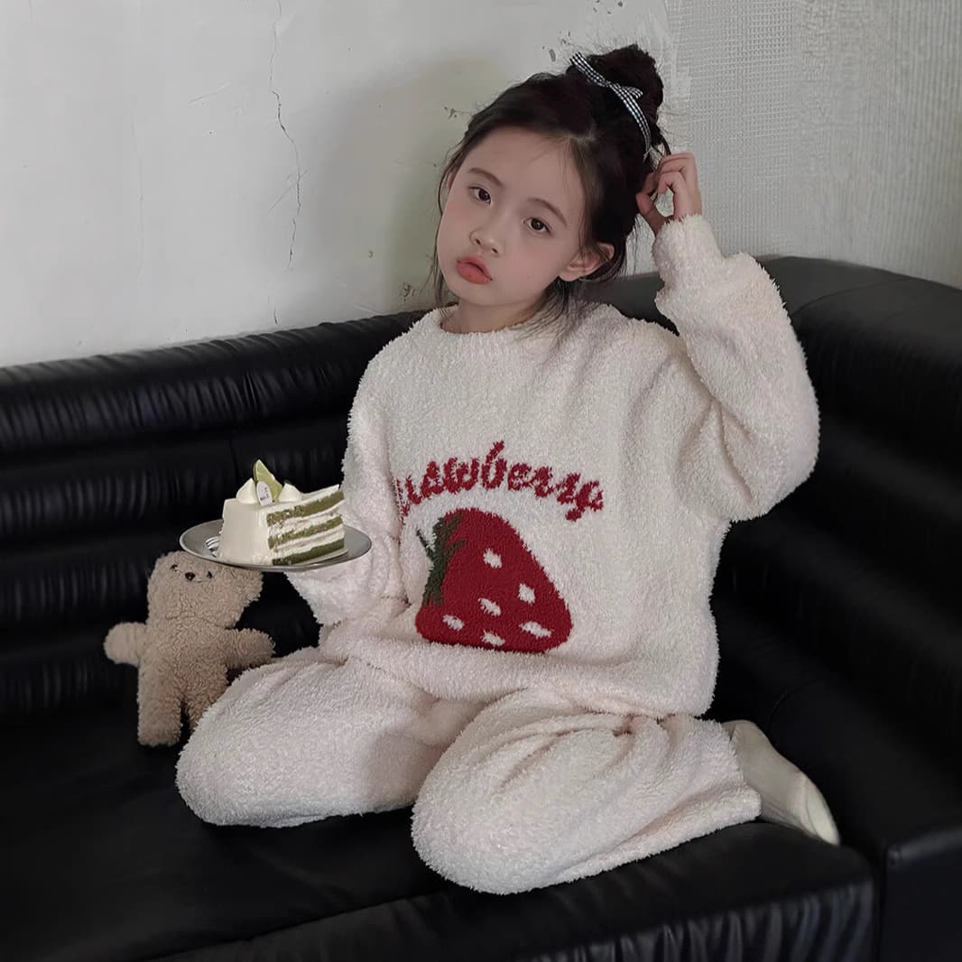 子どもパジャマ いちごモチーフ もこもこルームウェア