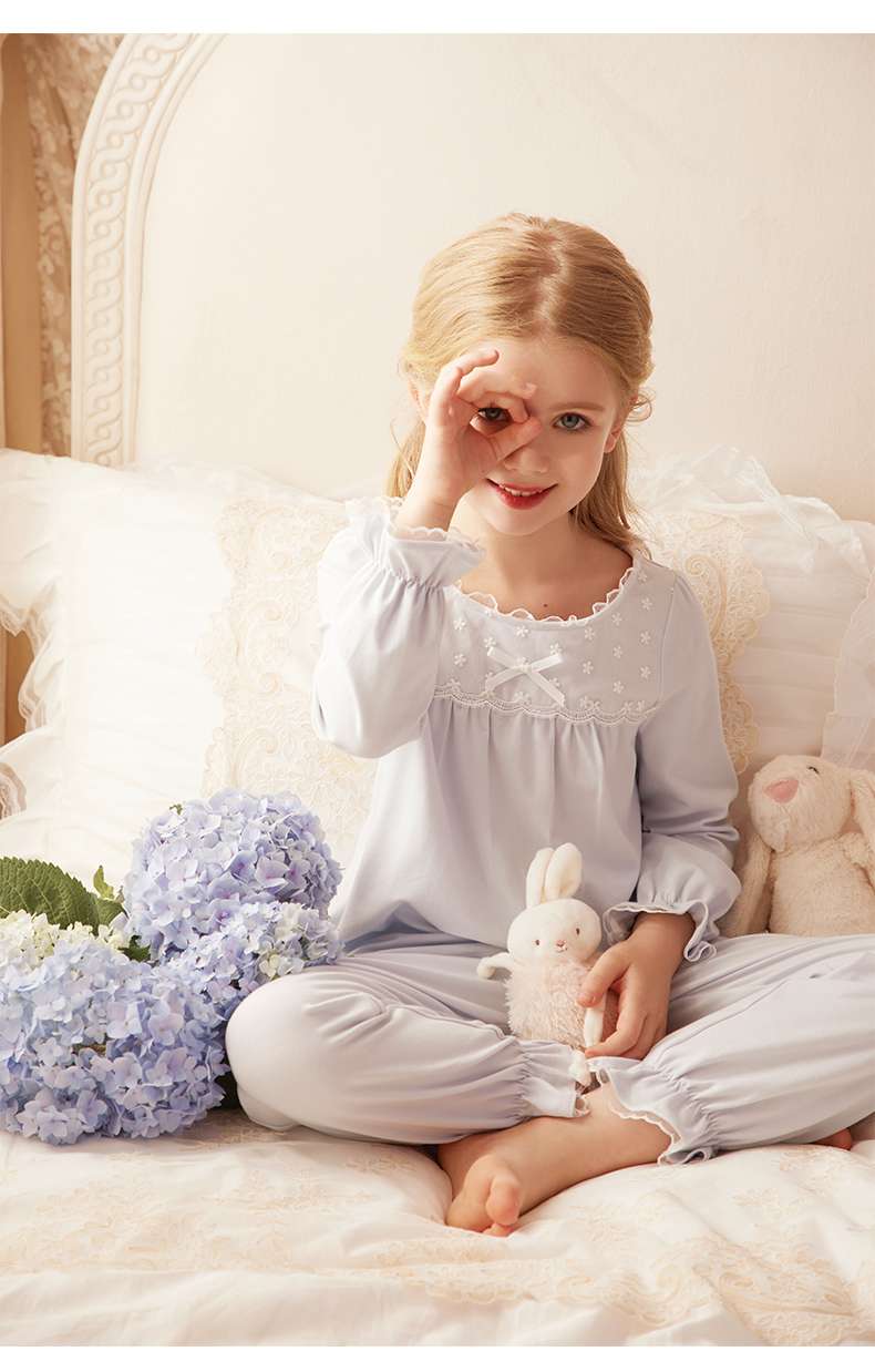 子どもパジャマ 妖精のような少女のパジャマセット